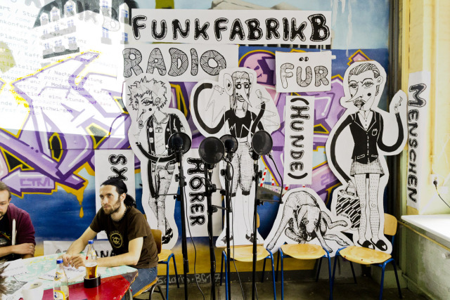 Funkfabrik B -  Radio für Punks, Hörer, Menschen (und Hunde)
in groß beim Zinefest Berlin 2014